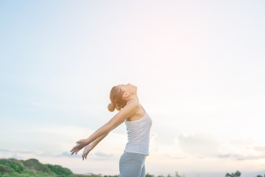 4.-Care-sunt-efectele-unui-exces-de-vitamina-D-femeie-yoga-insorit-albastru-alb-verde 4.-Care-sunt-efectele-unui-exces-de-vitamina-D-femeie-yoga-insorit-albastru-alb-verde