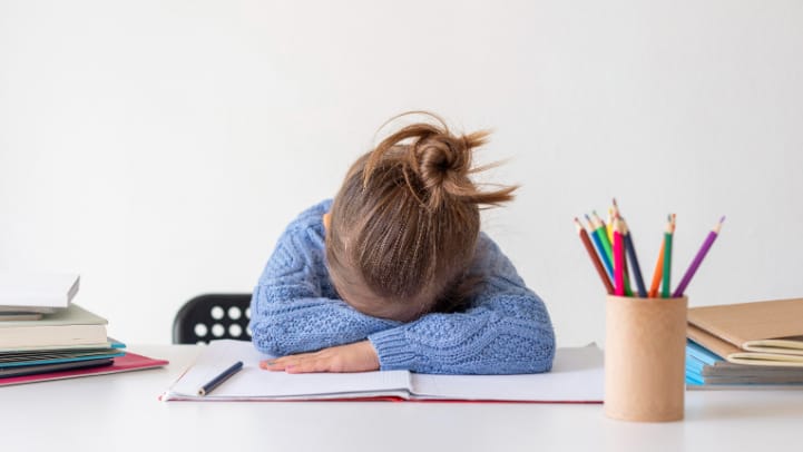 Anemia-la-copii-simptome-manifestari-si-sfaturi-copil-obosit-caiet-suport-cu-creioane-caiete-carti-fundal-gri-deschis Anemia-la-copii-simptome-manifestari-si-sfaturi-copil-obosit-caiet-suport-cu-creioane-caiete-carti-fundal-gri-deschis