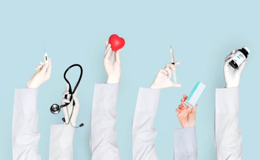 Cum-se-trateaza-anemia-sase-maini-de-medici-cu-manusi-termometru-stetoscop-inima-seringa-cutie-de-medicamente-flacon-de-tablete. Cum-se-trateaza-anemia-sase-maini-de-medici-cu-manusi-termometru-stetoscop-inima-seringa-cutie-de-medicamente-flacon-de-tablete.