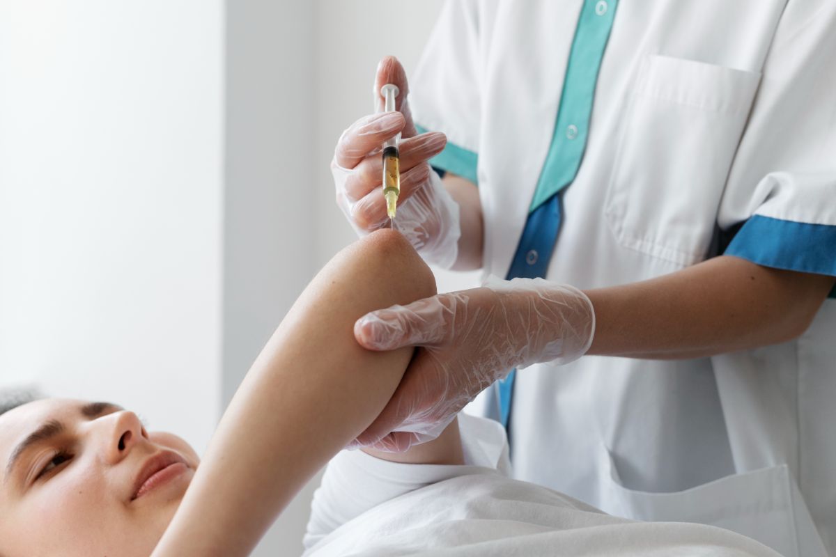 Infiltratii-pentru-genunchi-pacient-femeie-medic-tratament-prp-cot Infiltratii-pentru-genunchi-pacient-femeie-medic-tratament-prp-cot