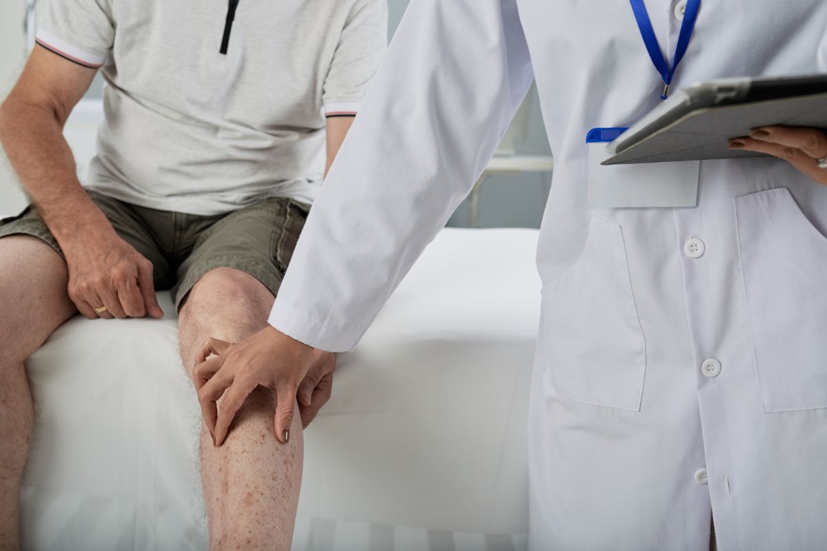 -Infiltratii-cu-plasma-la-genunchi-–-pacient-varstnic-barbat-durere-genunchi-stang-medic-consult -Infiltratii-cu-plasma-la-genunchi-–-pacient-varstnic-barbat-durere-genunchi-stang-medic-consult